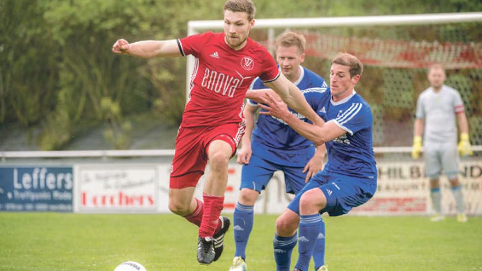 Auch von zwei Gegenspielern ist Eike Schmidt nicht zu halten. © Foto: Bruins