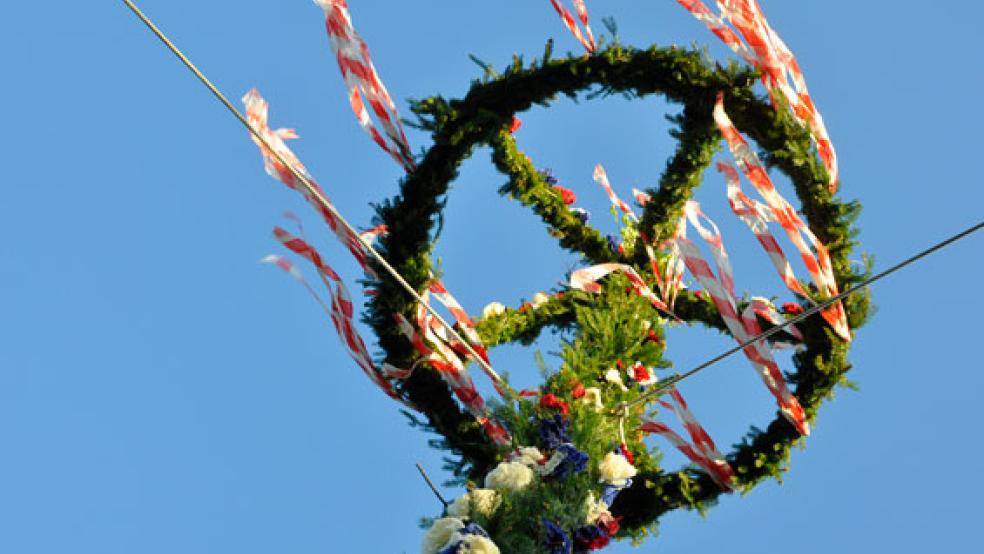 Buntgeschmückt wie hier in Midlum begrüßen Maibäume den Wonnemonat im Rheiderland. © Foto: Wolters