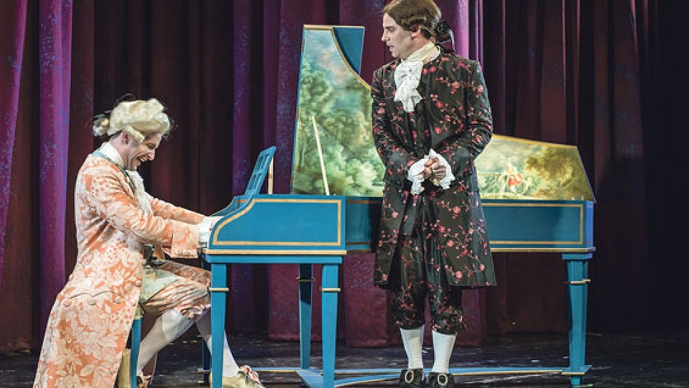 Die beiden Widersacher: Unser Foto zeigt eine Szene mit Amadeus (Ben Knop) und Salieri (Simon Ahlborn). © Foto: Landesbühne