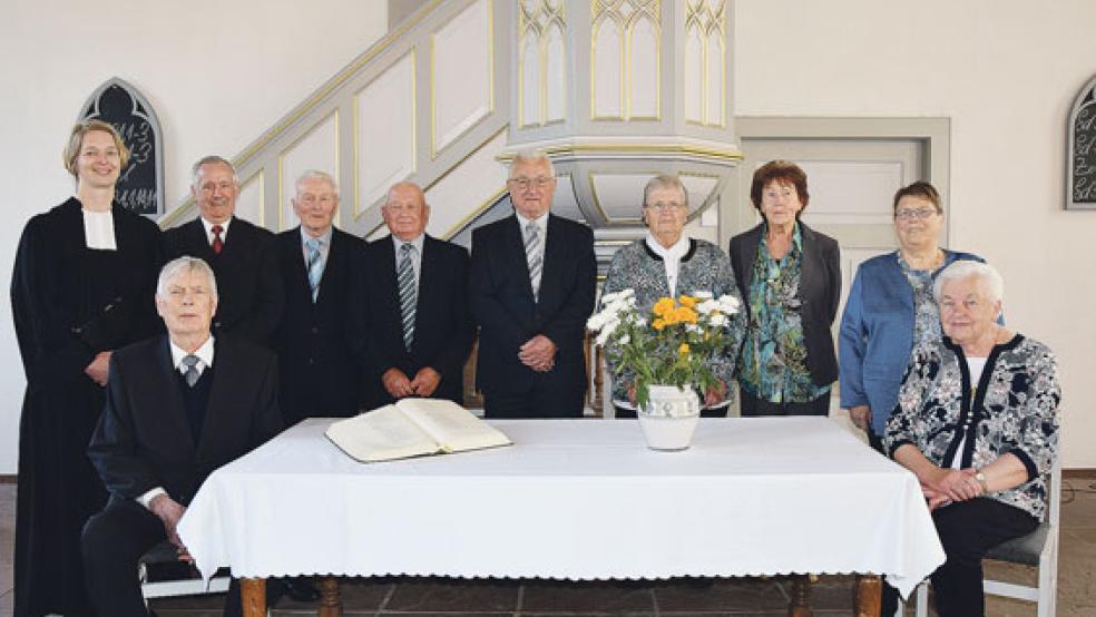 Die Jubilare: Von links sitzend Diederich Müller und Hilde Haan (geb. Meinders), stehend Pastorin Jana Metelerkamp, Johann Lübbers, Lüppe Nanninga, Anneus Wessels, Ludwig Kettler, Anna Haseborg (geb. Sap), Hilde Schlottow (geb. Wilken) und Elisabeth Abbas (geb. Coordes). © Foto: privat