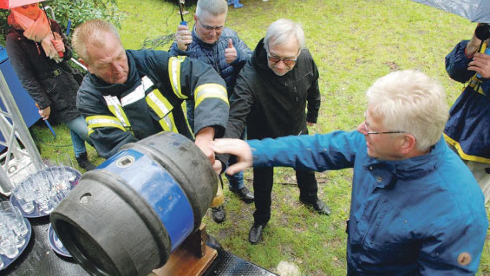 Mit »Daumen hoch« signalisiert Marktleiter Hinderk Leemhuis das erfolgreiche Anstechen des Fasses mit Freibier durch (von links) Helmut Erfkamp (Feuerwehr), Werbegemeinschaftsvorsitzender und Spender Evert Pastoor sowie Bürgermeister Ludwig Sonnenberg, der nur drei Schläge benötigte. © Fotos: Kuper (6)
