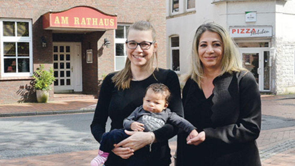 Annika Müller (links) hat das Hotel »Am Rathaus« an Celila Halih-Begari und ihren Mann verkauft. Zum Hotel gehören neben den sechs Hotelzimmern auch ein Restaurant, ein Biergarten sowie ein kleiner und ein großer Saal. © Foto: Muising