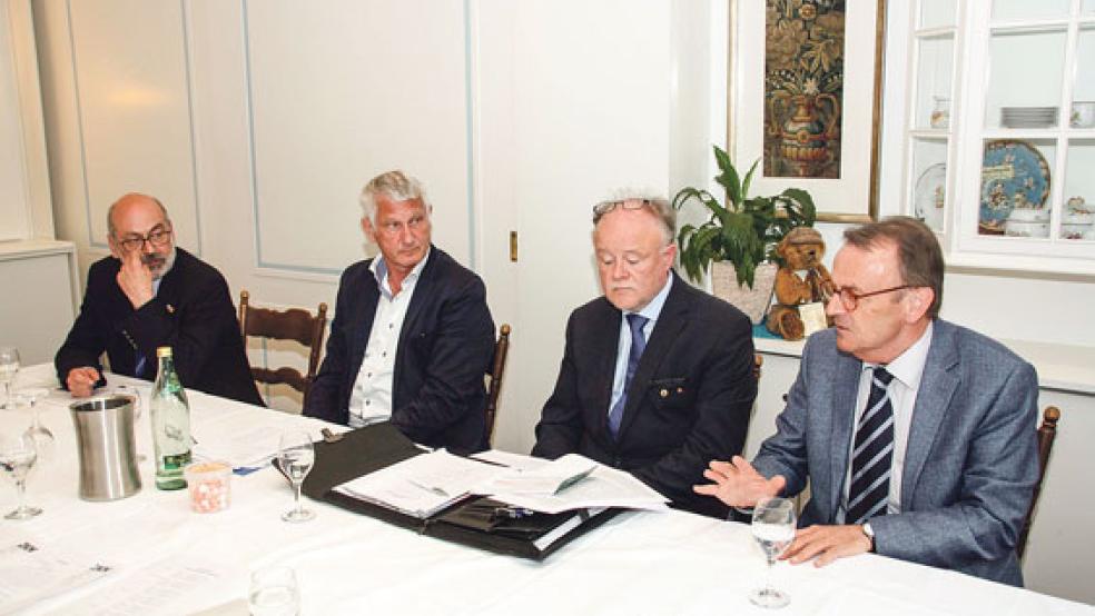 Die Zahl der in Ostfriesland tätigen Zahnärzte und Zahnärztinnen wird sich bis 2035 deutlich verringern, wenn nicht gegengesteuert wird. Davor warnten (von links) Dr. Ulrich Keck, Dr. Dr. Wolfgang Triebe, Wilhelm Schrand und Dr. Thomas Nels in dieser Woche während eines Pressegespräches in Aurich.  © Foto: Siemer (KZVN)