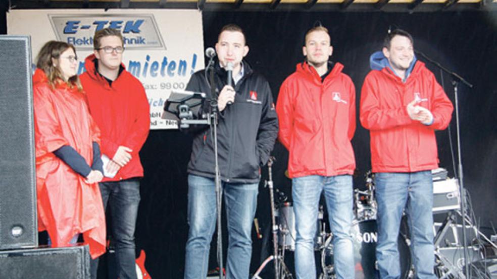 Die Mitglieder des Ortsjugendausschusses der IG Metall Leer-Papenburg, Michelle Kramer (von links), Jonas Nee, Nico Bloem, Jan Müller und Joest Busemann machten ihre Forderungen bei der DGB-Maikundgebung in Papenburg deutlich.  © Foto: Plaggenborg