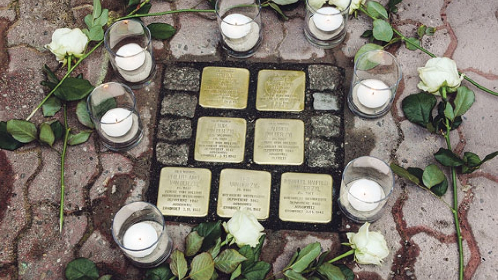 In Weener erinnern »Stolpersteine« bereits an drei Standorten an ehemalige jüdische Einwohner. © Archivfoto: Szyska