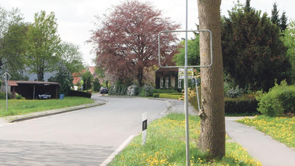 Die Ortstafel von Stapelmoor ist weg, nur der Stahlrohrrahmen des Schildes steht noch. © Foto: Hoegen