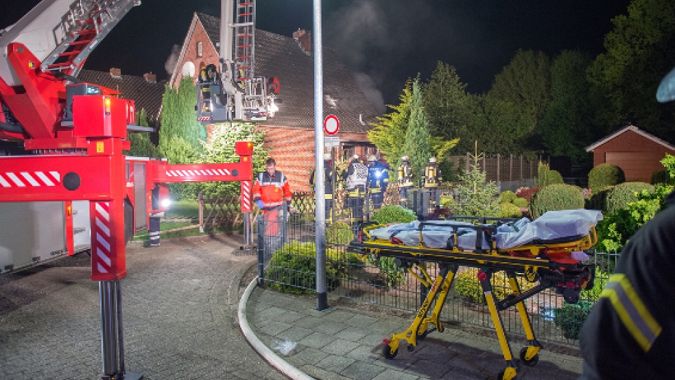 Die Feuerwehr war in der vergangenen Nacht mit einem Großaufgebot bei einem Zimmerbrand in Weener im Einsatz. © Bruins