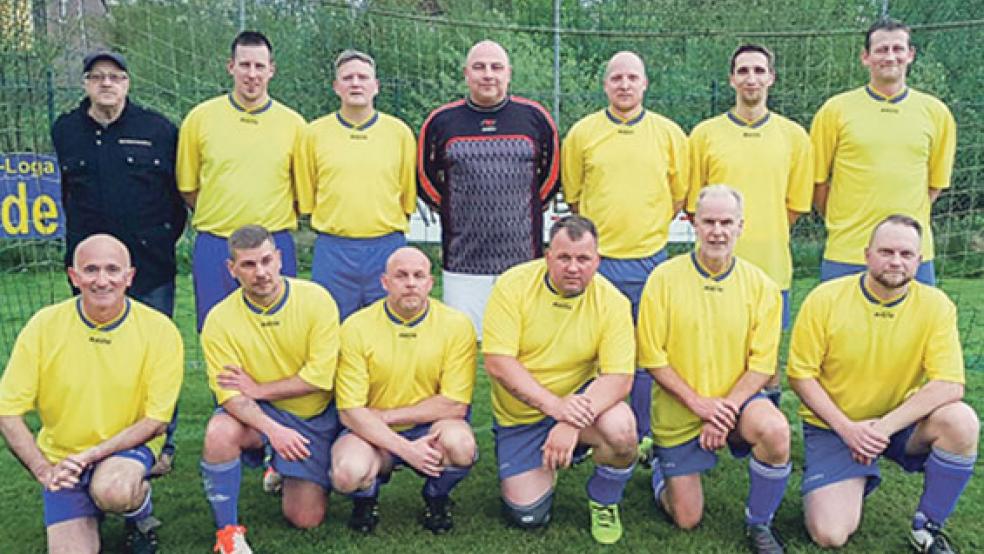 Die Alte Herrenmannschaft des TuS freute sich über ihren Sieg und Neuzugang Jan Bruins (links unten). © Foto: privat