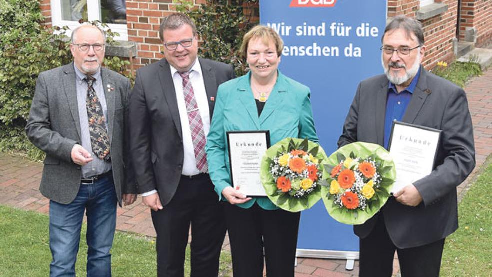 Karl Stomberg (links), Vorsitzender des DGB-Kreisverbandes Leer, ehrte jetzt Elisabeth Popken (Zweite von rechts) aus Bunde für ihr langjähriges Wirken. Gast auf der Veranstaltung in Aschendorf war Thomas Gelder aus Bunde, 1. Bevollmächtiger der IG Metall Leer-Papenburg. Rechts Jürgen Köpke, der für sein Engagement in der GEW geehrt wurde.  © Foto: Döbber