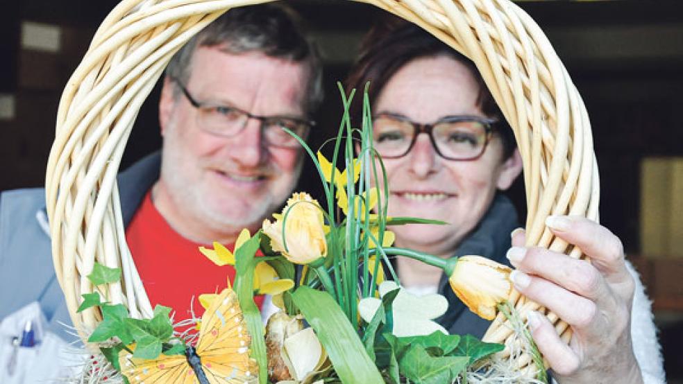 Susanne und Friedrich Röskens hoffen beim dritten Maiflohmarkt im Sozialen Kaufhaus in der Süderstraße in Weener am morgigen Samstag auf viele Besucher. Los geht es schon um 9 Uhr.  © Foto: Boelmann