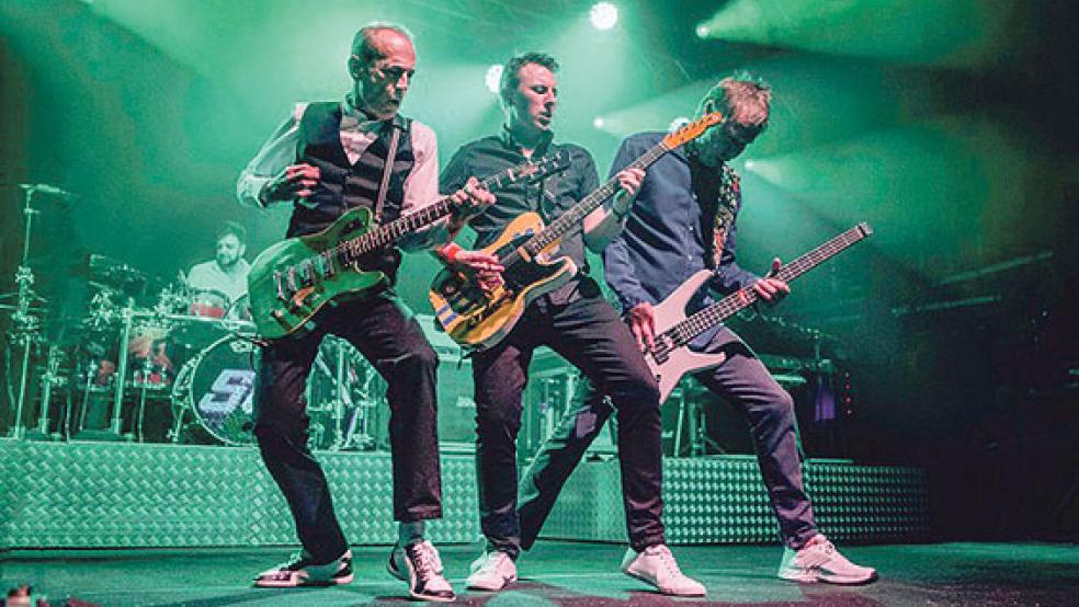 Treffen der Generationen: Status Quo-Begründer Francis Rossi (links) mit Bassist Rhino Edwards (rechts) und Neuzugang Richie Malone. © Foto: privat