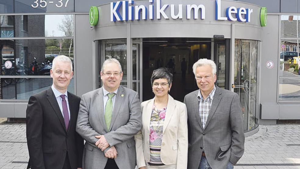 Freuen sich auf die Zusammenarbeit (von links): Matthias Groote (Aufsichtsratsvorsitzender Klinikum Leer), Holger Glienke (Geschäftsführer Klinikum Leer), Dr. med. Karin Ademmer (Chefärztin der Klinik für Psychosomatische Medizin und Psychotherapie) und Dr. med. Hans-Jürgen Wietoska (Ärztlicher Direktor Klinikum Leer). © Foto: Klinikum