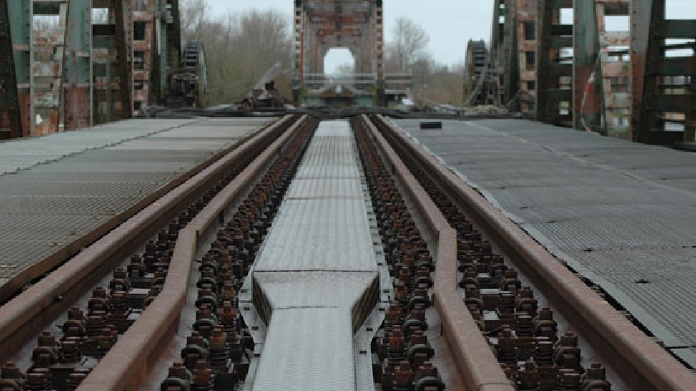 Die Emsfähre soll als Ersatz dienen, bis der Neubau der zerstörten Friesenbrücke (Bild) fertiggestellt wurde. © Foto: Szyska