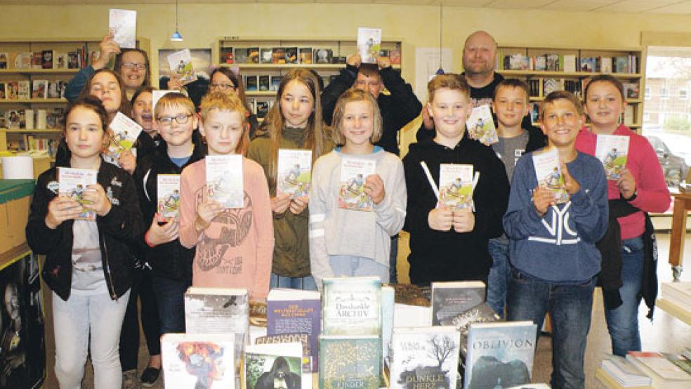 Diese Fünftklässler der Oberschule Weener freuen sich über ihr Buchgeschenk. © Foto: privat