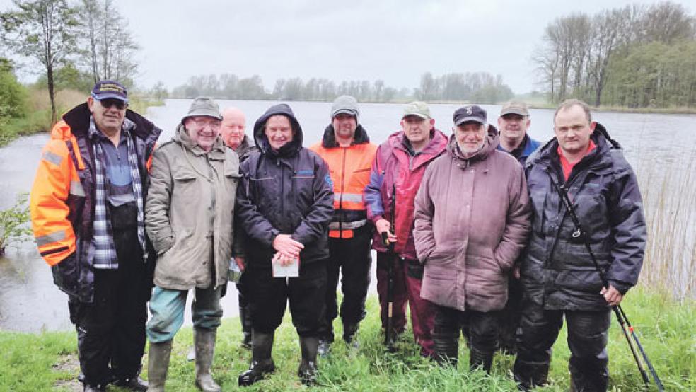 Diese Mitglieder des ASV Rheiderland ließen sich vom nasskalten und stürmischen Wetter am Maifeiertag nicht beirren und trafen sich zum Anangeln am Erlensee. © Foto: ASV