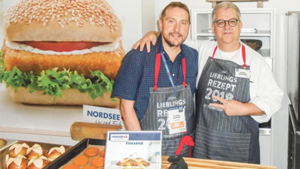 Partner im Finale: Rainer Hanken mit seinem Mentor Carel Olthuis (Firma Homann), der das Rezept für »Frikabrie« beim Wettbewerb unter Anleitung des Weeneraners umsetzte. Das waren Voraussetzung, um die Umsetzbarkeit zu testen. © Fotos: privat