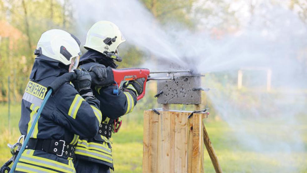Mit Hochdruck im Einsatz: Ein spezielles Gemisch bricht mit 300 Bar durch Wände und ermöglicht den Feuerwehrleuten so ein sicheres Löschen. © Foto: Loger