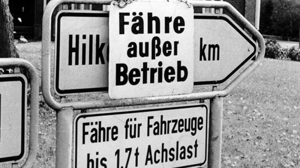 Das Ende einer Ära: 1972 wurde der Fährbetrieb zwischen Weener und Hilkenborg eingestellt. »Fähre außer Betrieb« war auf einem Hinweisschild an der Kreuzung beim Rathaus in Weener zu lesen. © Foto: www.sowasdat.rheiderland.de
