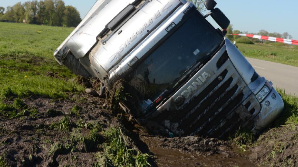 Der verunglückte Lastwagen liegt derzeit immer noch im Graben an der L 2 in Oldendorp und soll morgen am Vormittag mit einem Autokran geborgen werden. © Foto: Klemmer