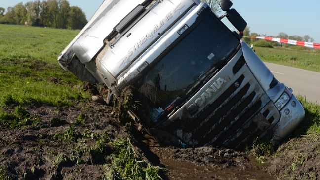 Lastwagenfahrer landet mit 1,6 Promille im Graben