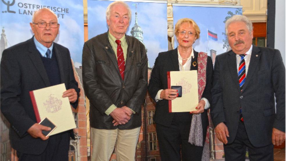Von der Landschaft ausgezeichnet: Von links Hermann Adams, Karl-Heinz de Wall und Eske Nannen, rechts im Bild Landschaftspräsident Rico Mecklenburg. © Former