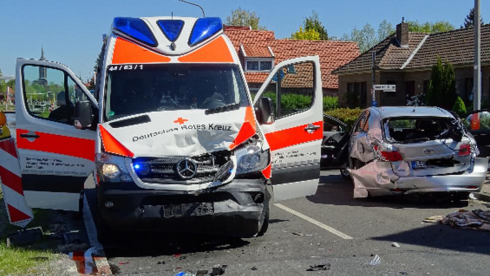 Schwer beschädigt wurden ein Rettungswagen und ein Kombi bei einem Unfall in Rhauderfehn. © Foto: Koenen