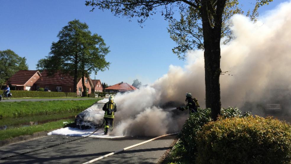 Zwei brennende Autos musste die Feuerwehr am Sonnabend in Ostrhauderfehn löschen. © Foto: Radtke