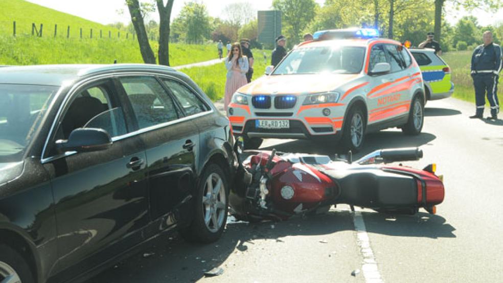 Notarzt und Sanitäter waren heute nach einem Kradunfall in Bingum im Einsatz. © Foto: Wolters