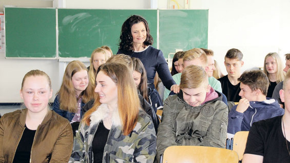 Diskutierte mit Oberschülern in Bunde über Europa: Die CDU-Bundestagsabgeordnete Gitta Connemann. © Foto: privat