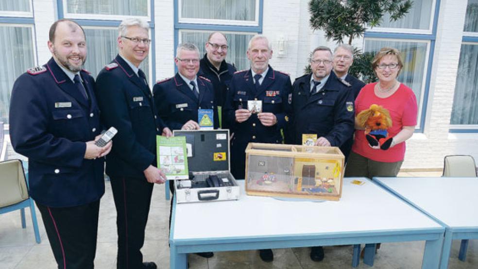 Kindern Gefahrensituationen in verständlicher Form zu vermitteln, lautet ihr oberstes Ziel (von links): Die Feuerwehrkameraden Matthias Rieken (Altkreis Norden), Friedhelm Saathoff (Landkreis Aurich), Guido Wallenstein (Landkreis Leer), Tomke Albers (Regionalleitstelle Ostfriesland), Präsident Ernst Hemmen und Matthias Schmidt (Landkreis Wittmund) sowie Heinz-Herbert Dirks und Signe Foetzki von der Ostfriesischen Landschaftlichen Brandkasse © Foto: Jürgens