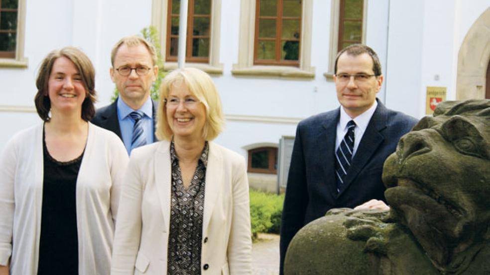 Das statistische Zahlenwerk des Landgerichts Aurich für 2017 legten vor: (von links) Geschäftsführerin Ilonka Hell, Vizepräsident Jan Heinemeier, Landgerichtspräsidentin Frauke Seewald und Pressesprecher Wolfgang Gronewold. © Foto: Ricken
