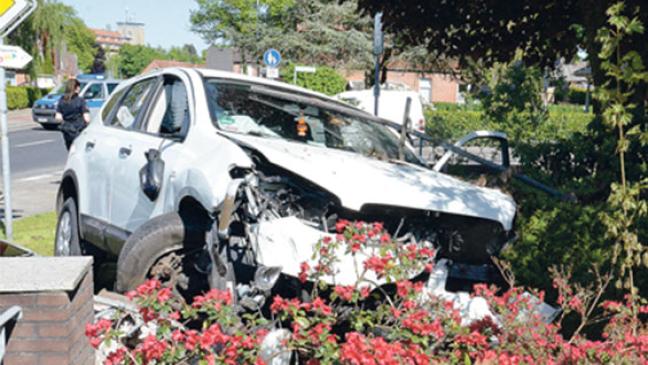 Frau auf  Gehweg von Auto erfasst