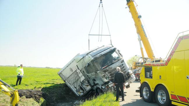 Sattelzug mit Kran aus Graben geholt