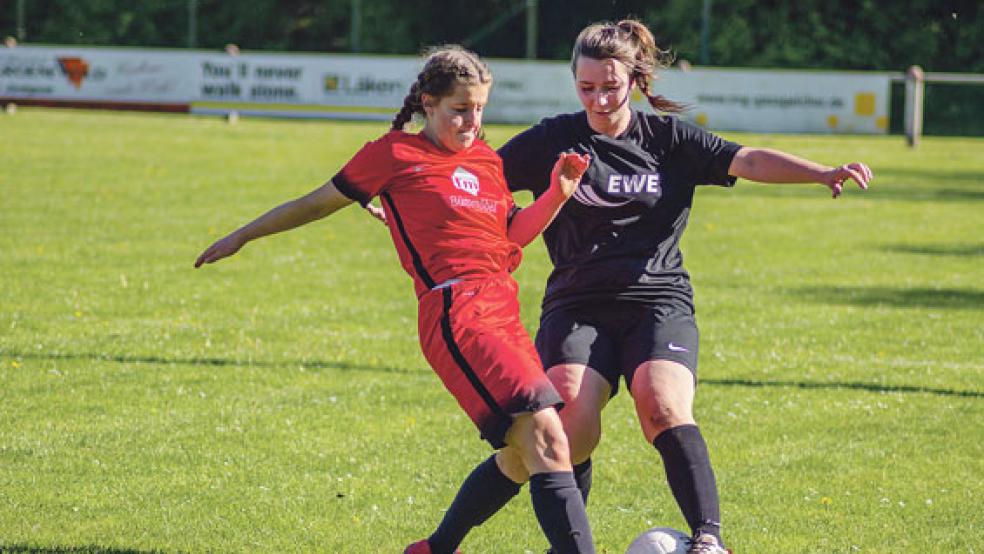 Für die Jemgumer Fußballerinnen um Neele Geyken (links) war im Topspiel nichts zu holen.  © Foto: Ostendorp