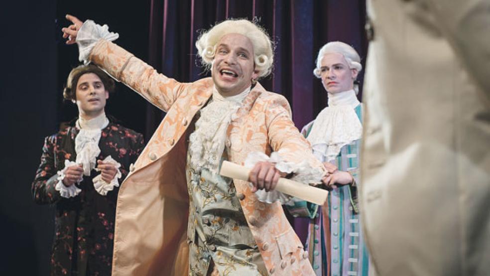Das Scheitern eines Genies: Hier eine Szene mit (von links) Salieri (Simon Ahlborn), Amadeus (Ben Knop) und Graf Franz Orsini-Rosenberg (Dominik Bliefert). © Foto: Landesbühne