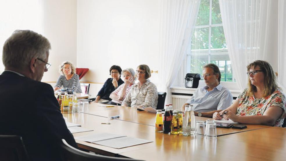 Bürgermeister Ludwig Sonnenberg (links) freut sich, dass ein neuer Arbeitskreis gegründet wurde, der den »Tag des offenen Denkmals« in Weener organisieren wird. Davon profitiert auch die Stadtverwaltung.  © Foto: Boelmann