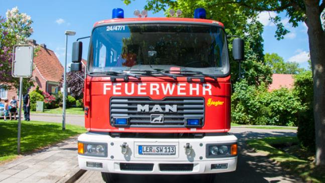 Brennendes Boot treibt auf See