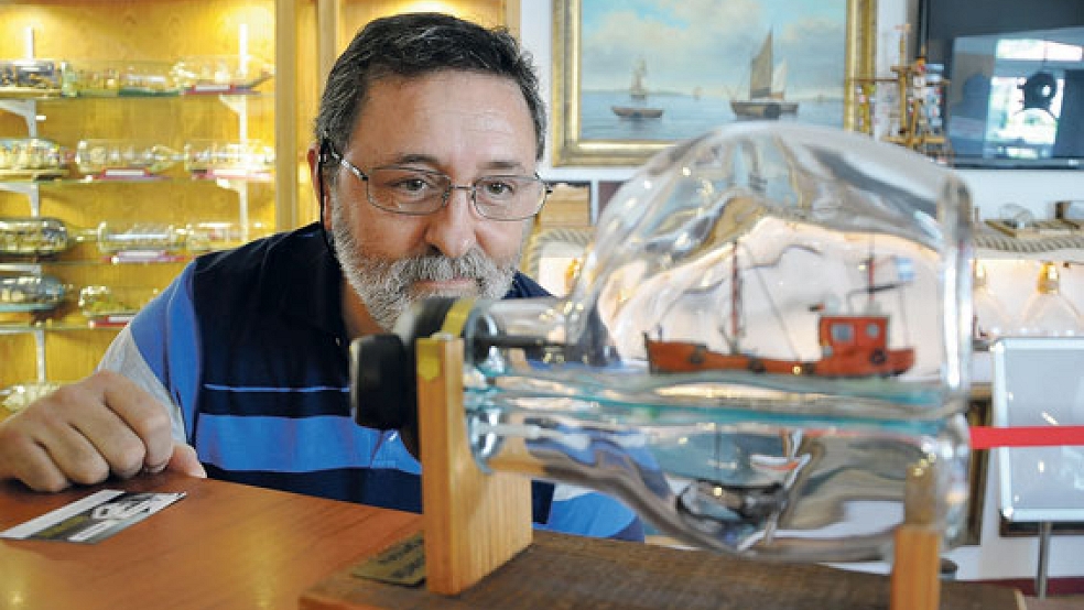 Buddelschiffbauer Roberto Scheitlin aus Argentinien besuchte gestern das Buddelschiffmuseum in Ditzum und löste damit auch ein Versprechen ein. © Foto: Boelmann
