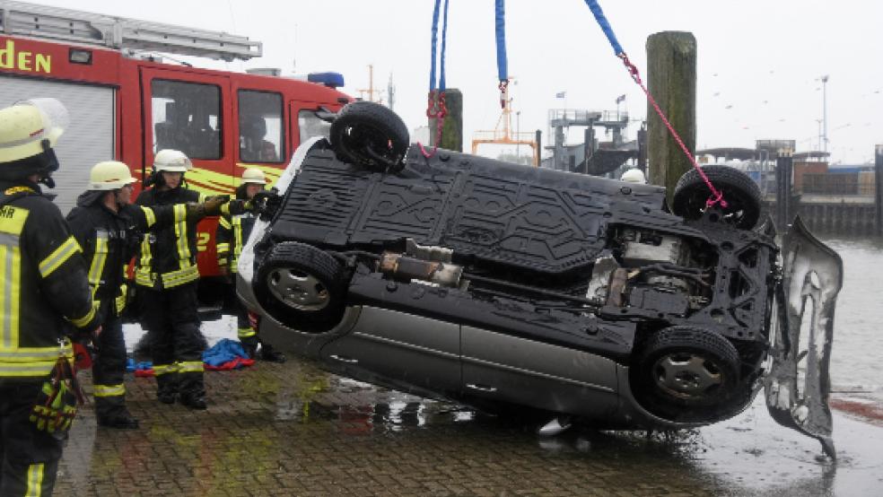Ein Mann ist heute Vormittag mit seinem Auto ins Hafenbecken von Norddeich gefahren und gestorben.  © Stromann