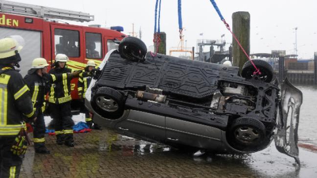 Auto geht im Hafenbecken unter