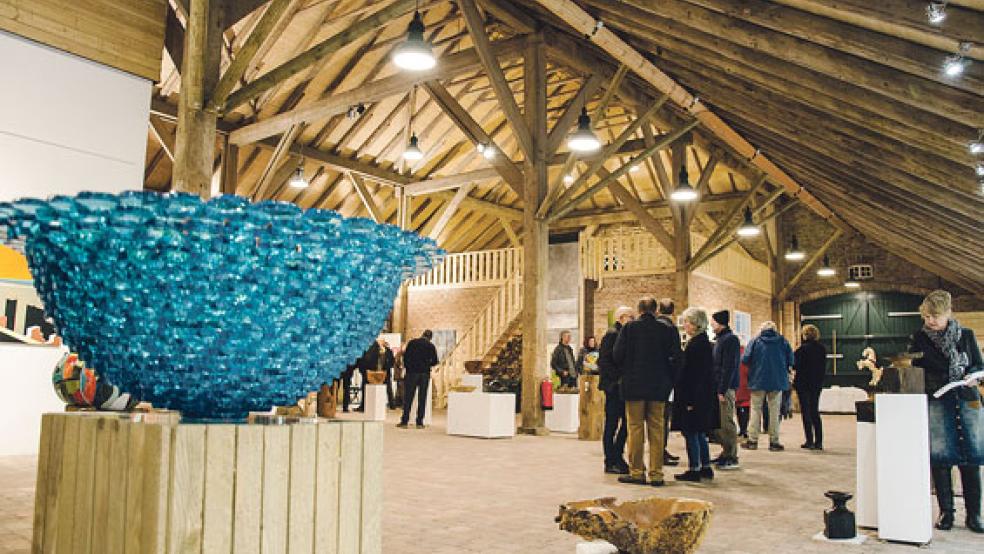 In der Scheune von Iris Gess in Jemgumgaste findet die Übersichtsausstellung statt. Das Bild entstand bei der ersten Kunstausstellung im Gulfhof im vergangenen Jahr.  © Archivfoto: Hanken