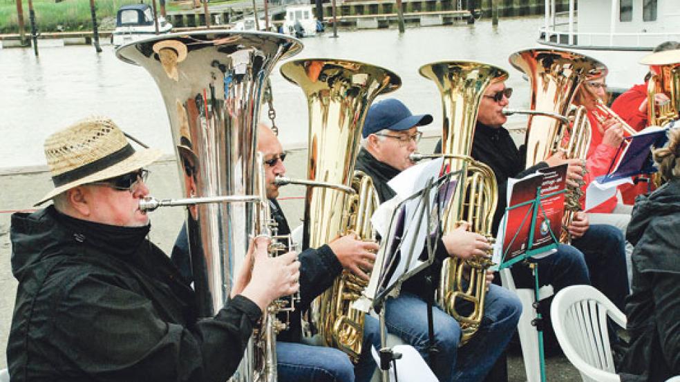 Der »Vereinigte Bläserinnen- und Bläserchor Rheiderland« unter der Leitung von Karin Müller (Stapelmoor) begleitete musikalisch den Himmelfahrtgottesdienst am Ditzumer Hafen.  © Fotos: Kuper