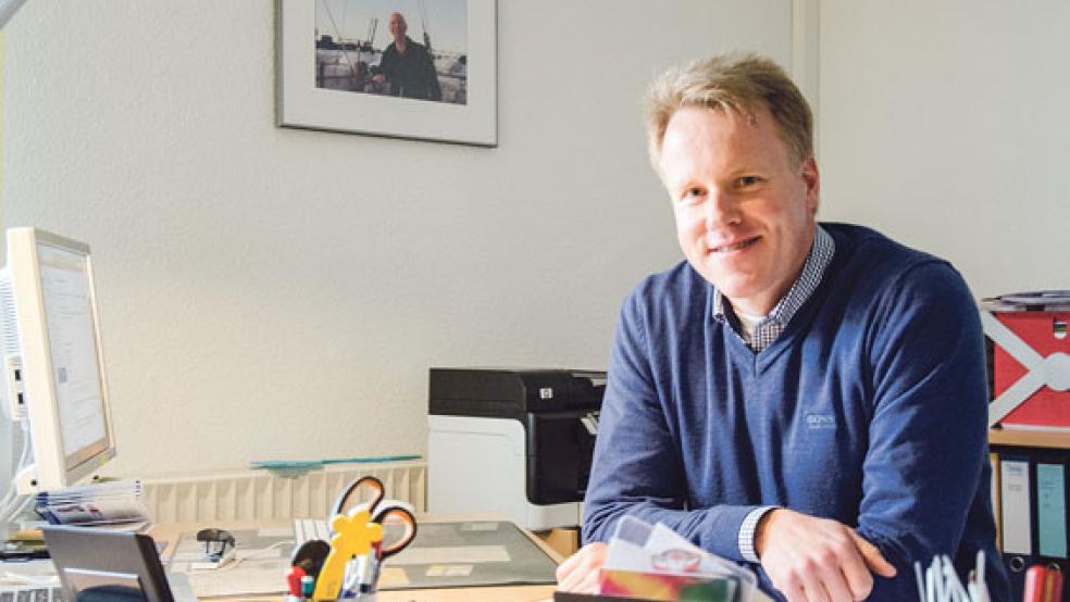 Dennis Haken an seinem Schreibtisch am Haka-Sitz in Leer. Der Weeneraner bildet die vierte Generation von Händlern in seiner Familie. Vater Karl-Dieter gründete den Haka-Markt, Großvater Meindert hatte eine Farbengeschäft in Weener und Urgroßvater Detert war Elektromeister in Möhlenwarf und verkaufte Lampen und Elektroartikeln. © Fotos: Hanken