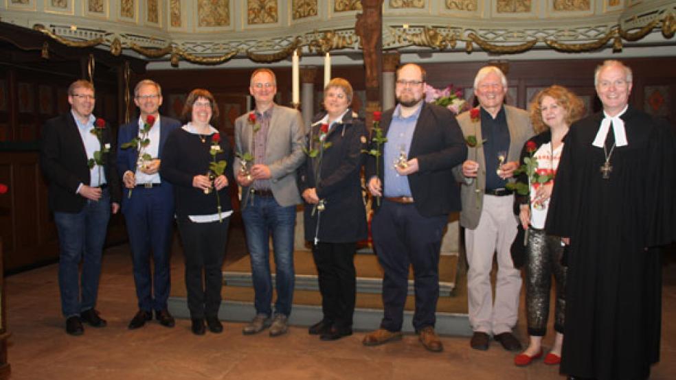 Landessuperintendent Dr. Detlef Klahr (rechts) bedankte sich am Ende des Gottesdienst-Sprengel-Praxistages in der Lutherkirche in Leer bei (von links): Pastor Marten Lensch, Professor Dr. Jochen Arnold, Pastorin Kerstin Tiemann (Horsten), Pastor Michael Held, Pastorin Dr. Vera Pabst, Landesposaunenwart Hayo Bunger, Pastor Fritz Baltruweit und Pastorin Birgit Mattausch (beide Referenten am Michaeliskloster Hildesheim). © Foto: Grundmann