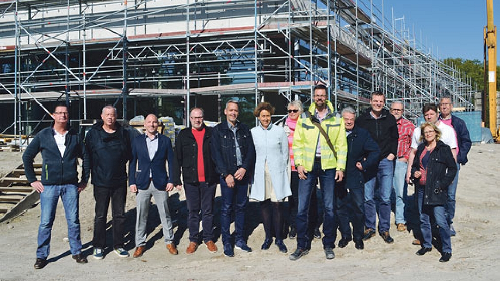 Der Aufsichtsrat der Leeraner Badbetrieb GmbH hat kürzlich gemeinsam mit dem neuen Geschäftsführer und Badleiter, Markus Tippelt (dritter von links), die Baustelle des Leeraner Hallenbades besichtigt. © Foto: Stadt Leer