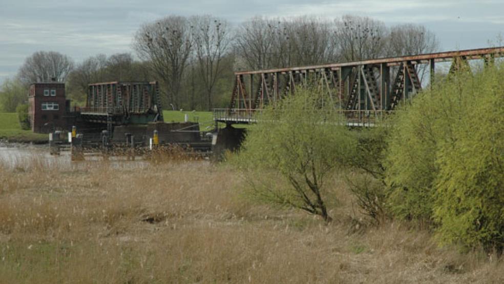 Die bei einem Schiffsunfall zerstörte Friesenbrücke weicht einem Neubau. Für den Neubau einer Drehbrücke soll im Jahr 2022 auf Hilkenborger Seite eine Großbaustelle eingerichtet werden. © Foto: Szyska