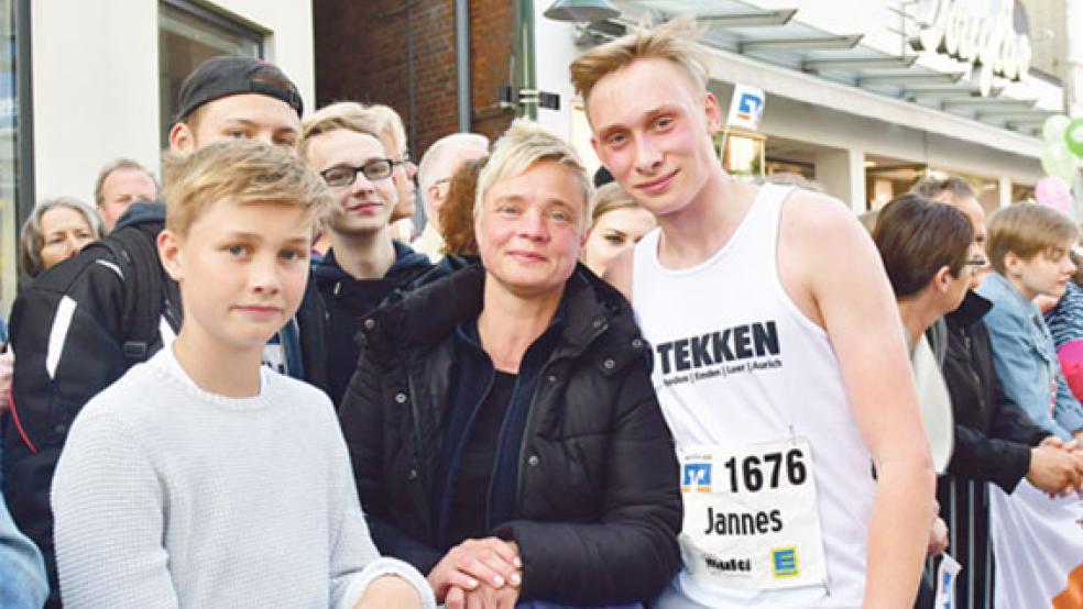 Jannes Smid wird von seiner Mutter Kerstin und seinem Bruder Elias im Ziel erwartet. © Foto: Bruins