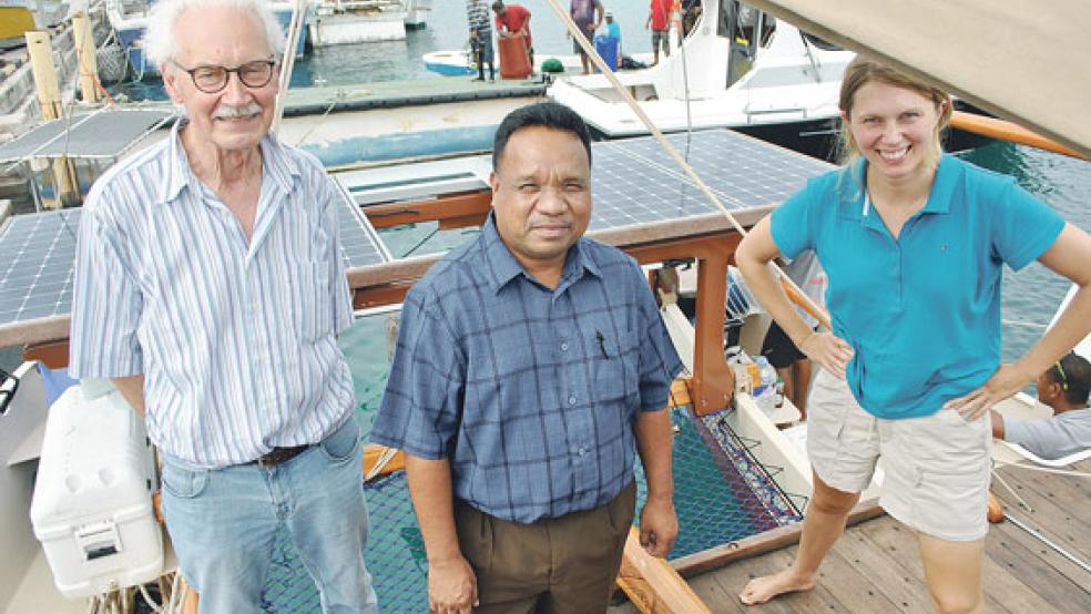 Hermann Vinke (links) an Bord der »Okeanos Marshall Islands«. © Foto: privat