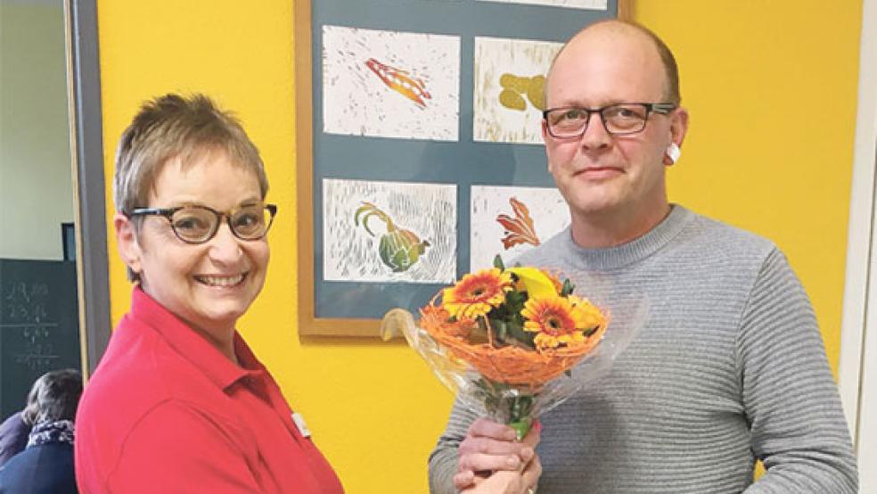 Barbara Ostendorp vom DRK-Ortsverein Rheiderland gratuliert Jens-Michael Buntjer zu seiner 75. Blutspende. © Foto: DRK