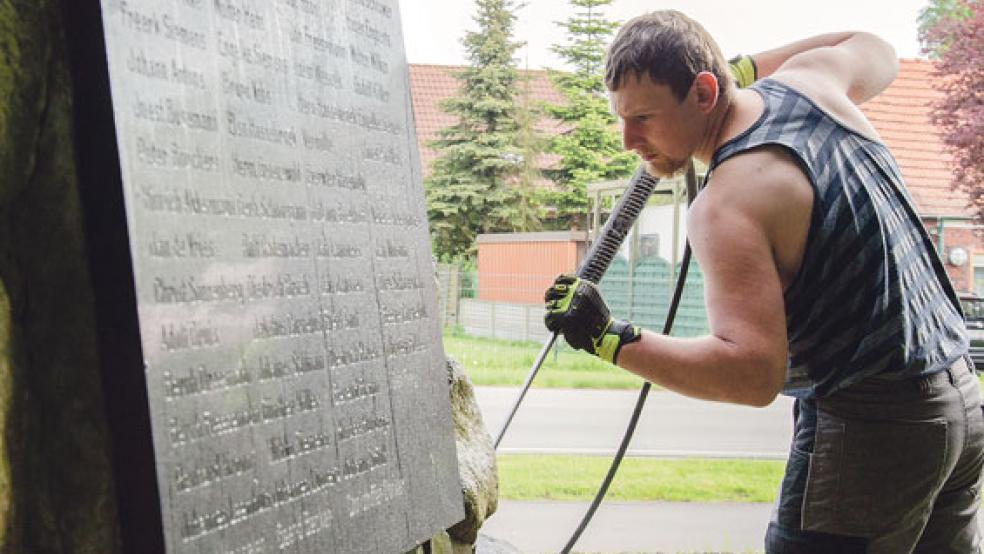 Mit dem Hochdruckreiniger löste Kevin Rix Verschmutzungen vom Denkmal. © Fotos: Hanken
